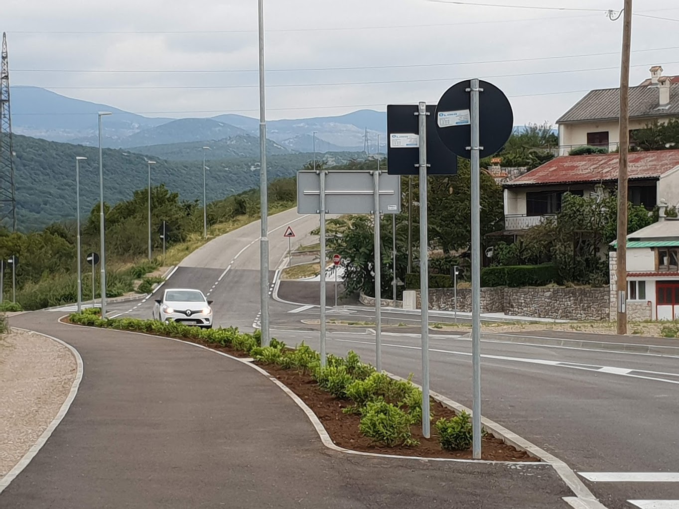 Naselje Mikulja – živica uz novoizgrađenu prometnicu