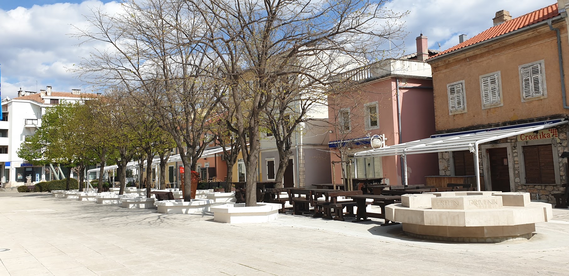 Betonski zidići na Trgu Vinodolskog zakona